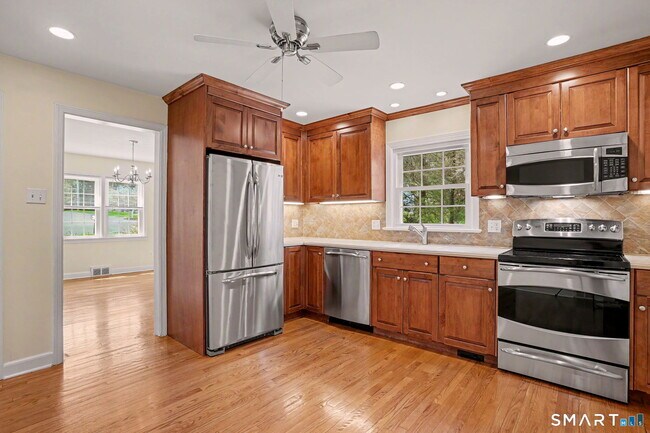 Building Photo - 32 Crescent Dr