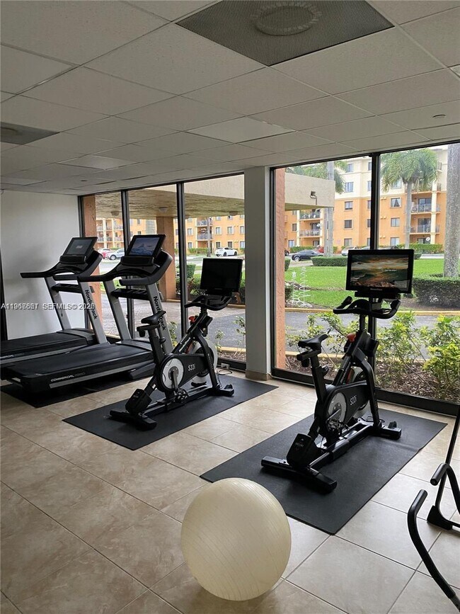 Building Photo - 9300 Fontainebleau Blvd