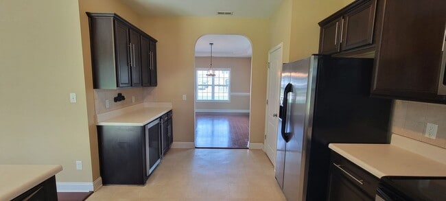 Building Photo - 4 bedroom 2.5 bathroom Home in Maidstone Park