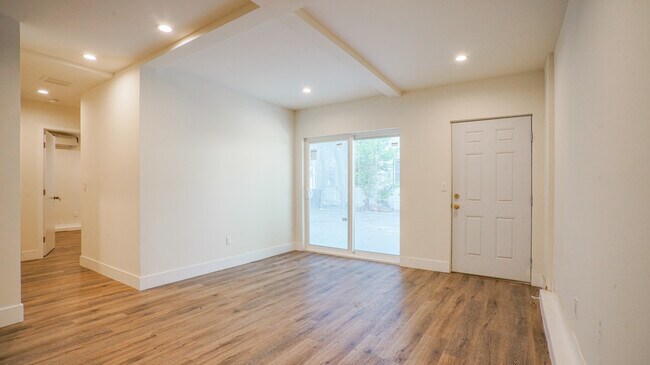 Building Photo - 6112 Saturn St