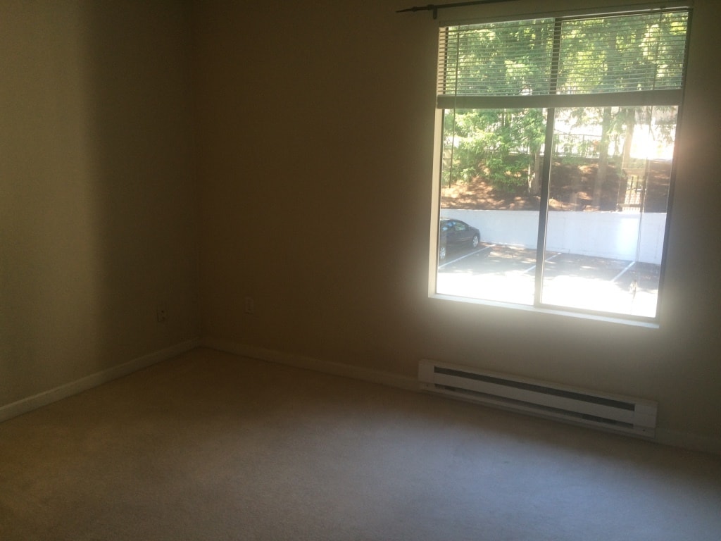 Master bedroom - 10424 NE 32nd Plz