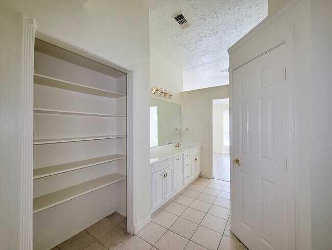 Building Photo - 2118 Creekshire Dr