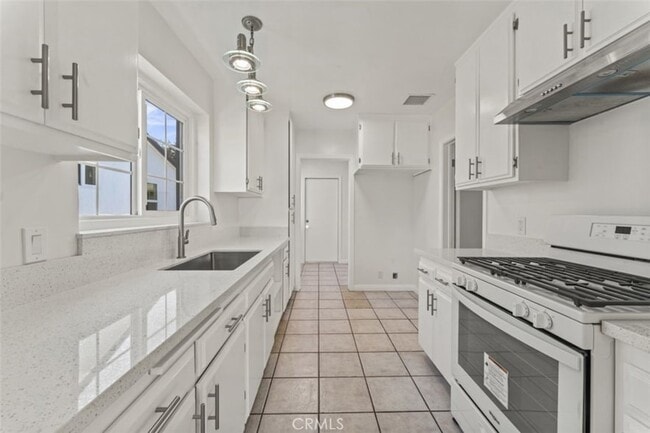 Building Photo - 14722 Strathern St