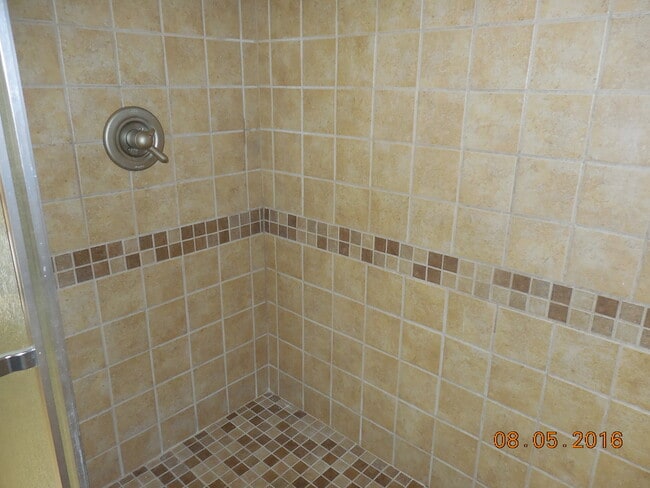 Building Photo - Lage 3 Bedroom  2 1/2 Bath Pet Friendly Home For Rent