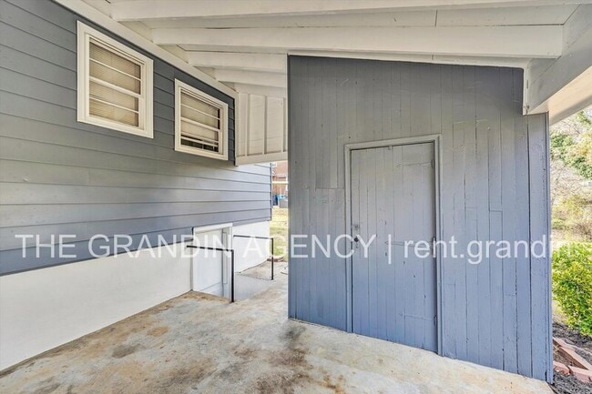 Building Photo - 3203 Roundhill Ave NW