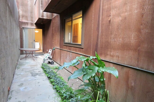 Building Photo - Condo with 2 baths, Parking and Private Pa...