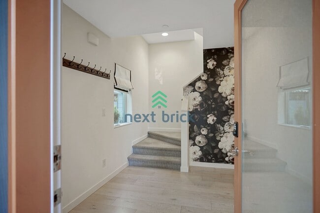 Building Photo - 3 BED & 3 BATH TOWNHOUSE FOR RENT