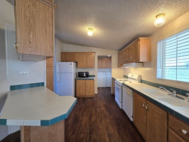 Building Photo - 5914 Sassy Rose Dr