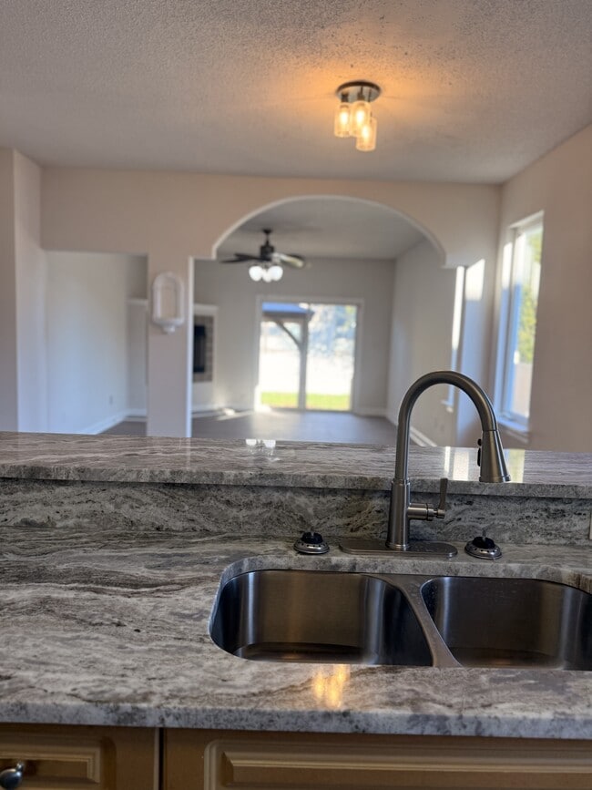 Building Photo - 407 16th St