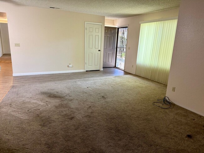 Building Photo - 537 W Escalon Ave