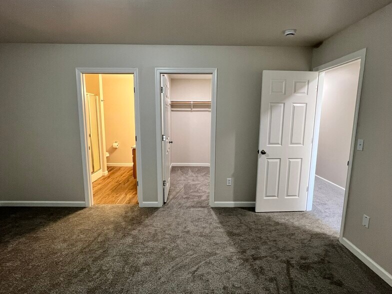 Building Photo - 5553 Glenridge Way