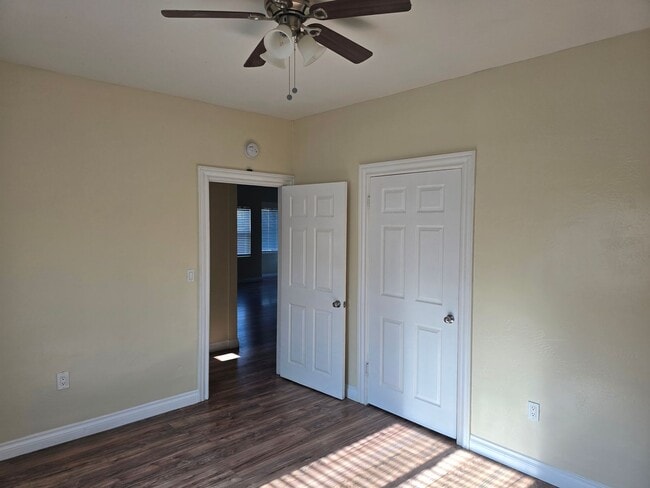 Building Photo - Large 2 bed 1 Bath House