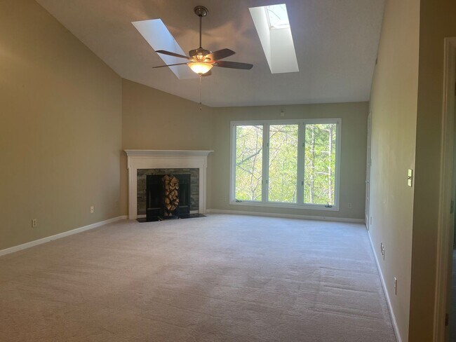 Building Photo - Spacious 2 Bed, 2 Bath Townhouse in Prime Hickory Location – 1,322 Sq. Ft.