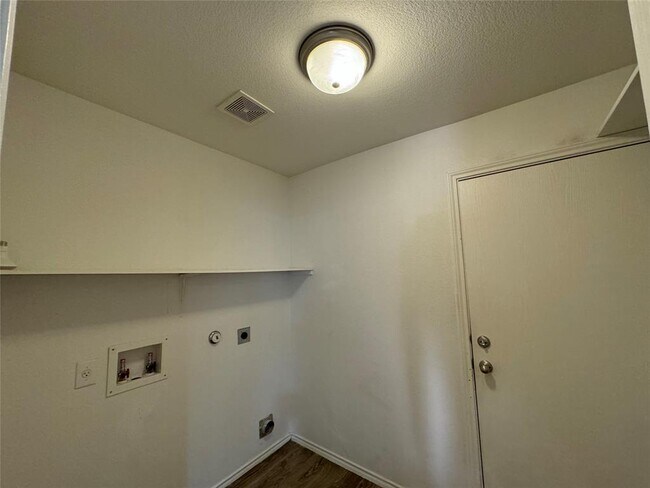 Building Photo - 1152 Hyde Park Dr