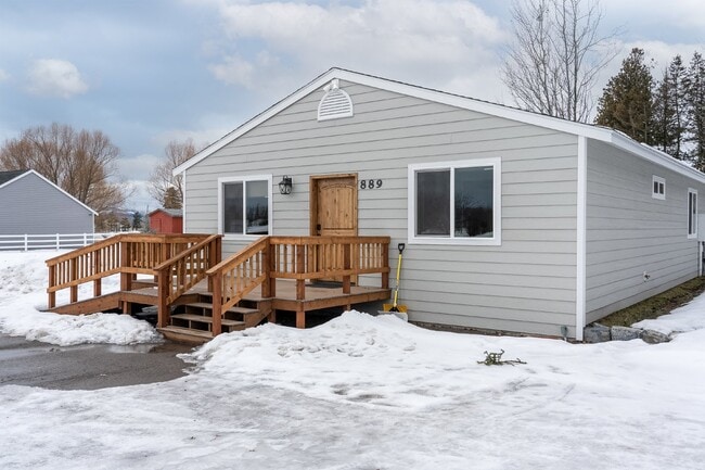 Building Photo - Avail Sept 14th thru May 31st.  Fully furnished w/ internet & utilities included