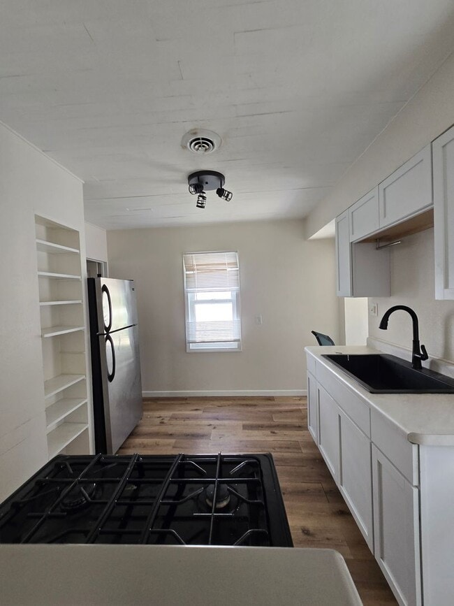 Building Photo - Enderis Park 2 Bedroom 1 Bathroom Single F...