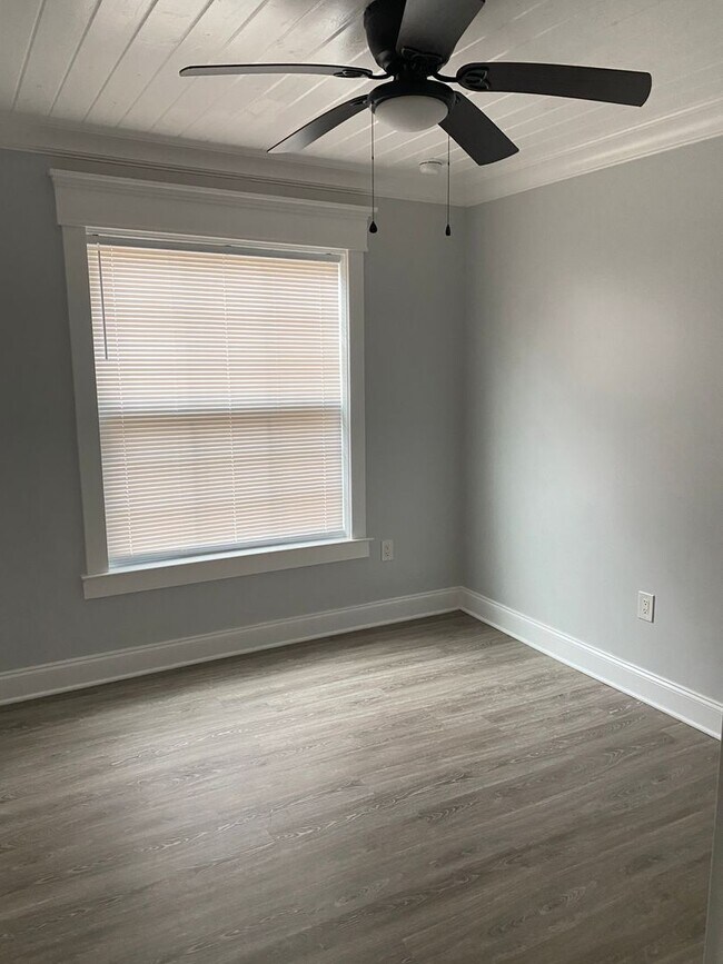 Building Photo - Beautifully renovated home!
