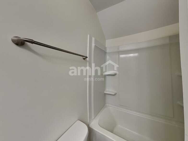 Building Photo - 168 Landsdown Xing