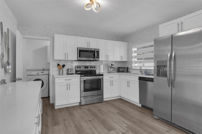 Building Photo - 5311 Pierce St