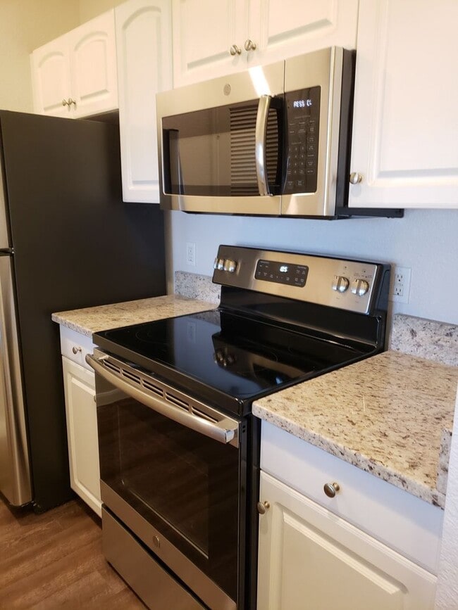 Building Photo - Downtown Upgraded 1 bedroom Condo