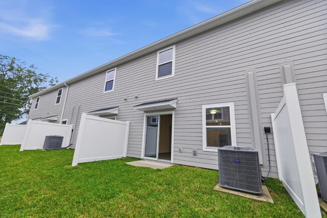 Building Photo - Available Now –NEW  Beautiful Move-In Ready Home in Ocala!INTERNET INCLUDED