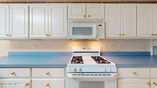 Building Photo - 2039 Royal Pines Dr