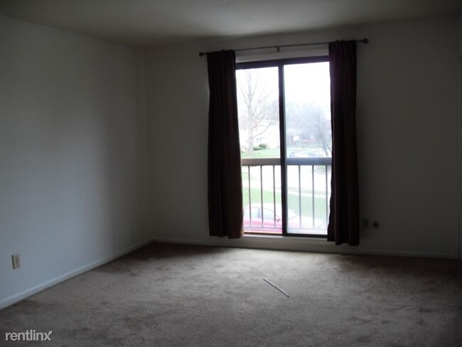 Building Photo - 2 br, 1.5 bath Townhome - 4855 Moreland Drive