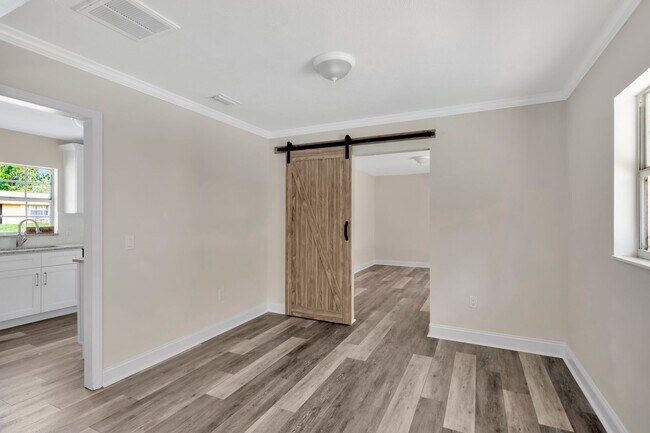 Building Photo - Remodeled Pool Home in the Heart of Brandon, FL