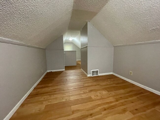 Building Photo - WARM & COMFY SINGLE FAMILY HOME