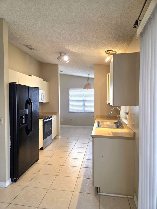 Building Photo - 739 Heathrow Ave