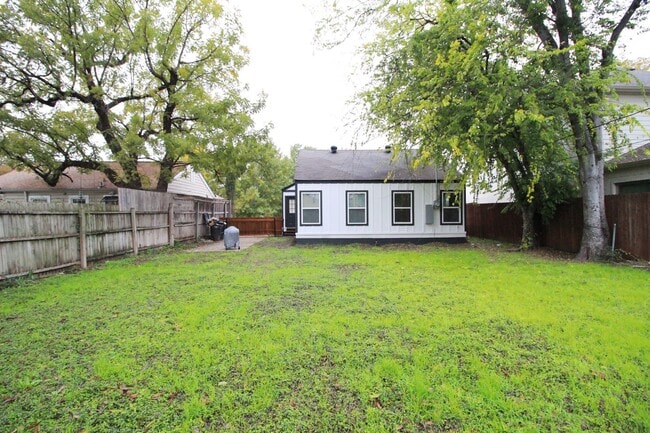 Building Photo - Ryan Place- Short to Mid-Term Rental Fully...