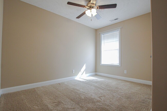 Building Photo - Pet Friendly Ranch!
