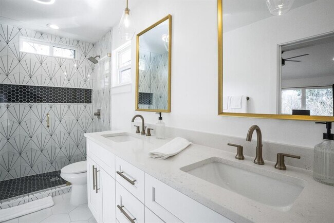 Building Photo - 2001 Wychwood Dr