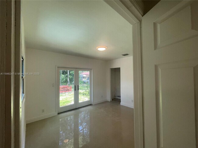 Building Photo - 4681 SW 33rd Ave