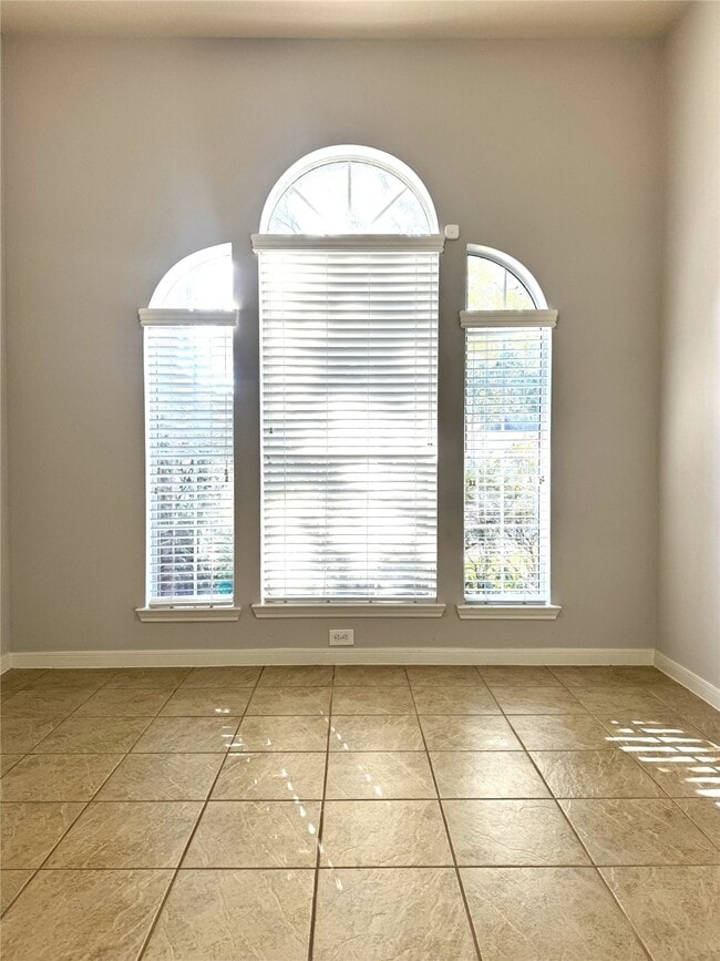 Building Photo - 2910 Sandleigh Dr