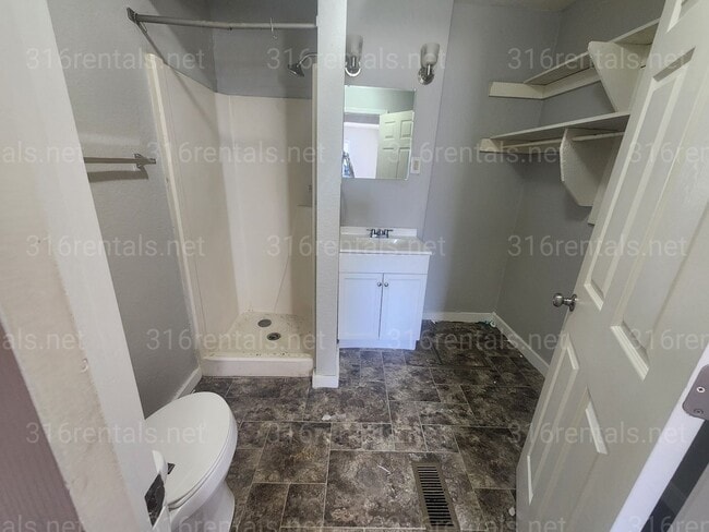 Building Photo - $1,199 - 4 bedroom / 2.5 bathroom - Single Family Home