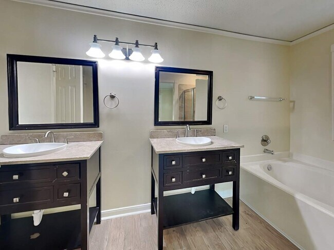 Building Photo - 110 S Village Knoll Cir