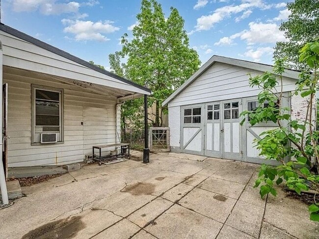 Building Photo - 907 Columbia St