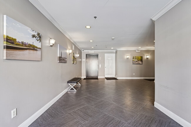 Building Photo - 915 Madison St