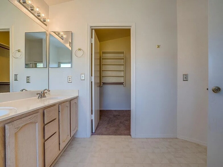 Building Photo - 4512 E Grove Ave