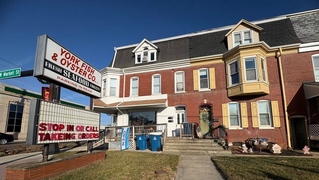 Building Photo - 1369 W Market St