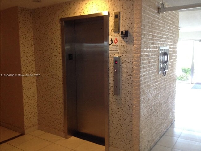 Building Photo - 1460 NE 169th St