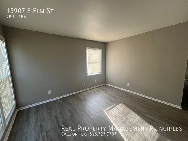 Building Photo - NEWLY REMODELED TOWNHOUSE CHARMER!! Deposi...