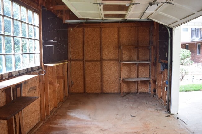 Building Photo - 4 Bed, 3 Bath Well-Located Brick Home in Lake Hickory Country Club For Rent!