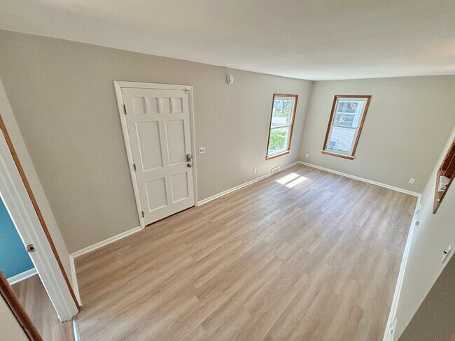 Building Photo - Spacious 5bd single family home | Off Street Parking | Updated kitchen