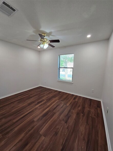 Building Photo - 1124 Hyde Park Dr