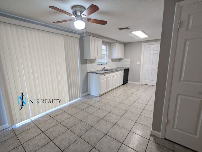 Building Photo - BEAUTIFUL, Large - 4/2 1500 Sq. Ft., Renov...