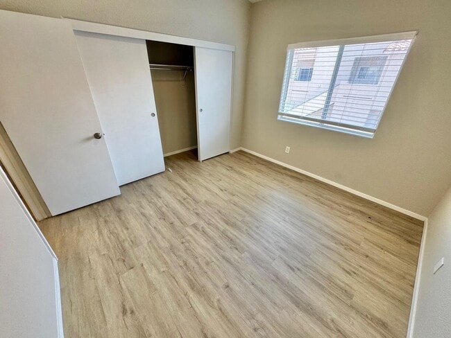 Building Photo - STUNNING 2 BEDROOM / 2 FULL BATH CONDO UNI...