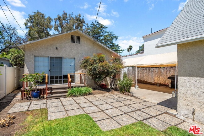 Building Photo - 2534 Wellesley Ave
