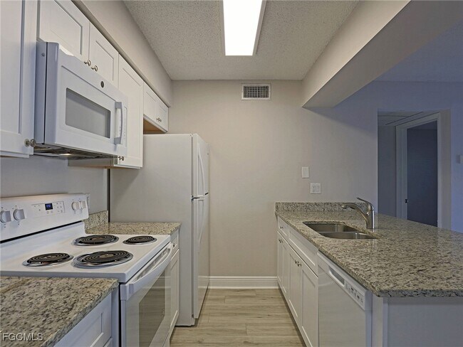 Building Photo - 5305 Summerlin Rd